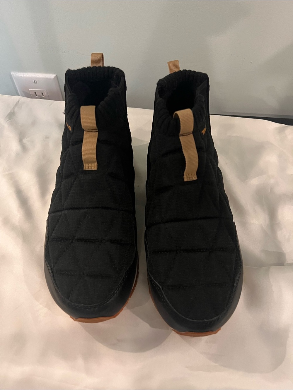 Teva women’s Re Ember mid- like new
